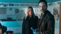 Tatort – Mit dem sichergestellten Messer (in einer Schutzhülle) wurde Klaus Kaczmarek getötet. Die Kommissare Martina Bönisch (Anna Schudt) und Peter Faber (Jörg Hartmann) schauen sich den Tatort im Partykeller seines unscheinbaren Wohnhauses an.