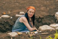 Signora Volpe – Die Archäologin Mallory Bell (Bronagh Gallagher), eine Bekannte von Sylvia aus der Studienzeit, führt Ausgrabungen am Castello di Monterosa durch.