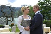 Der Bergdoktor – Jörg (Konstantin Graudus, r.) entschuldigt sich bei seiner Frau Susanne (Natalie O´Hara, l.) für die Bloßstellung auf Romans Geburtstag.