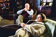 Edel & Starck – Sandra (Rebecca Immanuel, r.) hat es sich auf der Couch von Alfred Mendel (Hanns Zischler, l.) gemütlich gemacht.