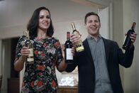 Brooklyn Nine-Nine – Amy Santiago (Melissa Fumero, l.); Jake Peralta (Andy Samberg, r.)