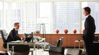 Suits – Ein raffinierter Anwalt droht Harvey (Gabriel Macht, l.) einen wichtigen Mandanten abspenstig zu machen. Währenddessen steht Mike (Patrick J. Adams, r.) vor einer Entscheidung, die nicht nur seine Karriere betrifft.
