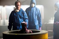 The Machine - They Rise. We Fall – Ingenieur Vincent (Toby Stephens) steht kurz davor, für das britische Militär einen humanoiden, voll funktions- und lernfähigen Roboter zu erschaffen.