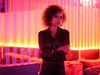 Suspect – Mit Maia (Antonia Thomas) hat die tote Christina in einem Club gearbeitet und gefeiert.