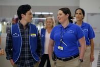 Superstore – Dina (Lauren Ash, r.) witzelt mit Jonah (Ben Feldman, l.), er würde als Anbieter der Salsa Verkostung eine gute Figur als Matador machen ...