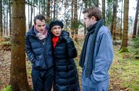 Sturm der Liebe – Oskar (Philip Butz, r.) übergibt Beatrice (Isabella Hübner, M.) den wieder erblindeten David (Michael Kühl, l.).