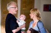 Opa wird Papa – Rollentausch: Anton (Ernst Stötzner) bleibt mit Otto (Marlo Keysers) zuhause während Johanna (Christina Große) wieder arbeiten geht.