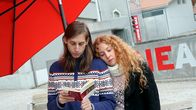 Adieu au langage – Das rothaarige Mädchen Marie (Marie Ruchat, re.) und der junge Mann (Jeremy Zampatti)