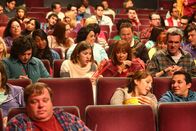 The Middle – v.l.n.r.) Axl (Charlie McDermott); Sue (Eden Sher); Frankie (Patricia Heaton); Mike (Neil Flynn)