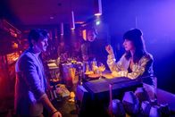 Der Alte – In einem Münchner Nachtclub konfrontieren Annabell Lorenz (Stephanie Stumph, r.) und Caspar Bergmann (Thomas Heinze, M.) den Barkeeper Joshua Zielke (Peter Lewys Preston, l.) mit seinen Taten.