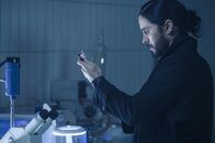 Morbius – Schnell realisiert Morbius (Jared Leto), dass er durch seine Experimente die Büchse der Pandora geöffnet hat.
