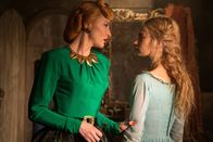 Cinderella – Als nach dem Tod ihrer Mutter auch noch Ellas (Lily James, r.) Vater stirbt, muss sie als Magd für dessen neue Frau (Cate Blanchett, l.) und deren Töchter arbeiten ...