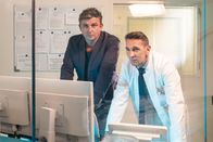 Der Bergdoktor – Dr. Gruber (Hans Sigl, l.) und Dr. Kahnweiler (Mark Keller, r.) haben eine schlimme Befürchtung, was ihren gemeinsamen Patienten betrifft.