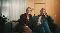 Everyone But Us – Im Wartebereich der Kinderwunschklinik amüsieren sich Hilma (Alba August) und Ola (Björn Gustafsson) über ein wartendes Kind.