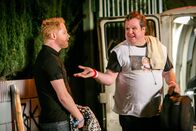 Modern Family – Mitchell (Jesse Tyler Ferguson, l.) ist gespannt, wie Cameron (Eric Stonestreet) als Ersatz-Schlagzeuger in Dylans Band beim Publikum ankommen wird.