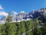 Gebirgswelten – Das Dachsteingebirge nahe der Ortschaft Ramsau, mit Gipfeln bis zu 2995 Metern Höhe. Kletterparadies und Drehort der ZDF-Serie "Die Bergretter"