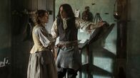 Versailles – Jeanne (Jenny Platt, l.); Guillaume (Matthew McNulty, r.)