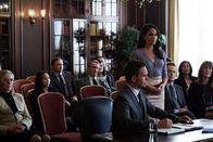 Suits – Mikes (Patrick J. Adams, 5.v.r.) Traum, als zugelassener Anwalt zu arbeiten, steht für immer auf der Kippe. Kann Rachel (Meghan Markle, 4.v.r.) ihm helfen?