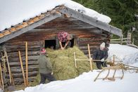 Heimatleuchten – Drei Männer beim Heuziehen am Ende des Valsertals im Wipptal.