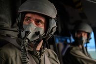 Mayday - Alarm im Cockpit – REENACTMENT - Captain Justin Grieve (gespielt von Brendan Rowland) und Pilot Major Ryan Link (gespielt von Jamie Champagne) schauen aus dem Fenster, kurz bevor sie sich aus dem B-2-Bomber stürzen. (Cineflix 2021/Darren Goldstein)