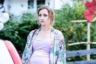 Lena Lorenz – Miriam (Karoline Teska) nimmt die skeptischen Blicke der Nachbarn besonders intensiv wahr.