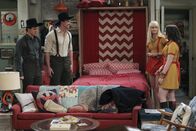 2 Broke Girls – Als Caroline (Beth Behrs, 2.v.r.) und Max (Kat Dennings, r.) die beiden Armish-Jungs Jacob (Jack DePew, l.) und Jebediah (Brandon Jones, 2.v.l.) aufgabeln, wissen sie sofort, wofür sie diese gebrauchen können ...