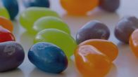 Industrie 4.0 – Ein Meer aus Zucker: Millionen süße Jelly Beans härten bei niedriger Temperatur und geringer Luftfeuchtigkeit aus, bevor sie verpackt werden.