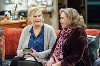 Mom – Tammy (Kristen Johnston, l.); Cookie (Kathleen Turner, r.)