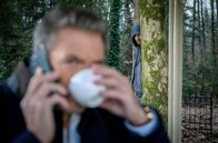 Sturm der Liebe – Tom (Milan Marcus, r.) sichert sich abgebrüht eine Tasse von Christoph (Dieter Bach, l.).