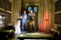 Shutter Island – Bereits nach kurzer Zeit werden US-Marshall Teddy Daniels (Leonardo DiCaprio, r.) und seinem neuen Kollegen Chuck Aule (Mark Ruffalo, l.) klar, dass die Insel ein dunkles und gefährliches Geheimnis umgibt. Doch dann zieht ein Hurricane auf, der eine Rückkehr von der Insel unmöglich macht ...