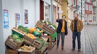 SOKO Wismar – Eine Spur führt Kommissarin Karoline Joost (Nike Fuhrmann, l.) und Kommissar Lars Pöhlmann (Dominic Boeer, r.) zu einem Bioladen. Die Besitzer sind Tierschützer und haben in der Vergangenheit eine Jagdveranstaltung vom Forstamt gestört. Dabei wurden sie vom Toten erwischt und angezeigt. Haben die beiden einen Mord begangen, um sich für damals zu rächen?