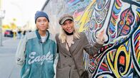TickTack - Zeitreise mit Lisa & Lena – Nur ein längeres Stück Mauer steht noch! Lisa und Lena an der East Side Gallery.
