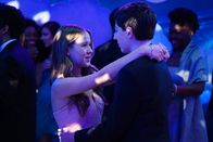 Speechless – Ray (Mason Cook, r.) ist glücklich, er darf mit der Prom Queen (Malia Pyles, l.) am Abschlussball tanzen ...