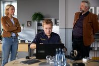 Die Rosenheim-Cops – Die Kommissare Winter (Vanessa Eckart, l.) und Stadler (Dieter Fischer, r.) freuen sich über einen ersten Ermittlungserfolg: Polizeihauptmeister Mohr (Max Müller, M.) konnte anhand einer Tonaufnahme den exakten Todeszeitpunkt des Mordopfers feststellen.