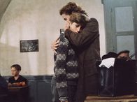 Die Kinder des Monsieur Mathieu – Der junge Pierre Morhange (Jean-Baptiste Maunier) erhält endlich Besuch von seiner Mutter Violette (Marie Bunel).