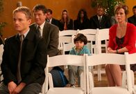 Malcolm mittendrin – Hören gespannt der Rede von Malcolm zu: Francis (Christopher Masterson, l.), Hal (Bryan Cranston, 2.v.l.), Lois (Jane Kaczmarek, r.) und Jaime (James Rodriguez, 2.v.r.) ...
