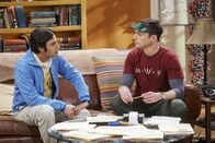 The Big Bang Theory – Die Comic-Con steht mal wieder vor der Tür und die Vorfreude von Raj (Kunal Nayyar, l.) und Sheldon (Jim Parsons, r.) könnte nicht größer sein. Raj ahnt nur leider noch nicht, vor welch riesigem Problem er schon bald stehen wird ...