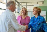 In aller Freundschaft – Nachdem Dr. Roland Heilmann (Thomas Rühmann) die zukünftige Gesundheitsdezernentin begrüßt hat, bittet Antonia Meiler (Muriel Baumeister, re.) Sarah Marquardt (Alexa Maria Surholt, mi.) um eine Führung durch die Sachsenklinik.