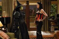 Two and a Half Men – Miteinander oder gegeneinander?: Evelyn (Holland Taylor, l.) und Isabelle (Jodi Lyn O'Keefe, r.) ...
