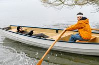 WaPo Bodensee – Der Entführer (Eidin Jalali, l.) zwingt Niklas Fehrenbach (Noah Calvin, r.) über den Bodensee zu rudern.
