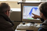 ZDFzoom – Herr Sussmann (r.) zeigt Herrn Lorenz (l.) anhand eines Diagrammes den Anteil des Methans in der Atmosphäre.