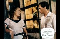Der Garten der Finzi Contini – Nass vom Regen, haben sich Micòl (Dominique Sanda) und Giorgio (Lino Capolicchio) von den anderen getrennt.