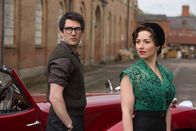 Father Brown – Der Schriftsteller Jacob Doyle (Sam O’Mahony) und die Radioproduzentin Eve Telford (Reanne Farley) wurden ebenfalls zu Mirths Willkommensfest eingeladen.