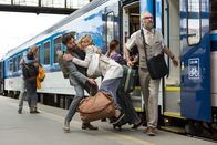 Ein Sommer in Prag – Raul (Timur Isik, l.) kann gerade noch verhindern, dass Katrins (Katja Weitzenböck, M.) Aufenthalt in Prag nicht mit einem Sturz beginnt. (Komparse, r.)