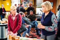 Mom – Christy (Anna Faris, l.); Marjorie (Mimi Kennedy, r.)