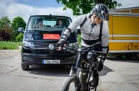 Sturm der Liebe – Leander (Marcel Zuschlag, vorne) ist so in seiner Welt, dass es beinahe zum Unfall mit Elenis (Dorothée Neff, hinten l.) und Julians (Tim Borys, hinten r.) Auto kommt.
