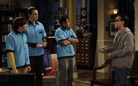 The Big Bang Theory – Sind etwas irritiert von Leonard (Johnny Galecki, r.): Sheldon (Jim Parsons, 2.v.l.), Rajesh (Kunal Nayyar, 2.v.r.) und Howard (Simon Helberg, 2.v.l.) ...