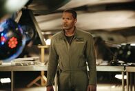 Stealth - Unter dem Radar – Als ein unbemannter High Tech-Jet seinen eigenen Willen entwickelt und völlig außer Kontrolle gerät, müssen Henry Purcell (Jamie Foxx) und seine Freunde alles Menschenmögliche unternehmen, um die künstliche Intelligenz zu stoppen. Denn ansonsten droht das Schlimmste: der nächste und möglicherweise letzte Weltkrieg ...