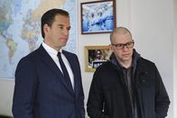 Navy CIS – Ermitteln gemeinsam in einem neuen Fall: Tony (Michael Weatherly, l.) und Doktor Cyril Taft (Jon Cryer, r.) ...
