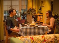The Big Bang Theory – Sheldon (Jim Parsons, l.) plant ein ganz besonderes Geburtstagswochenende für Amy (Mayim Bialik, r.), doch das verläuft ganz anders, als Sheldon und auch Amy gehofft hatten ...